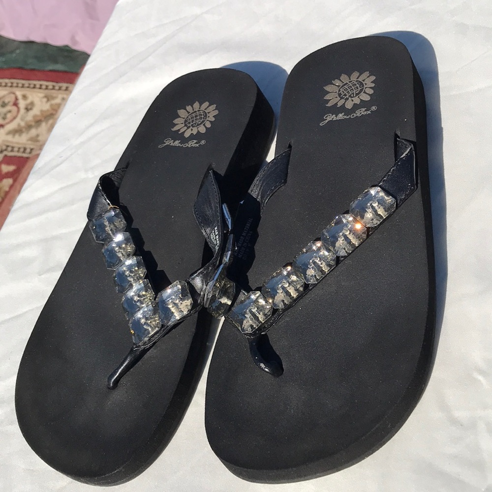 Yellow box flip flops Sz 7.5